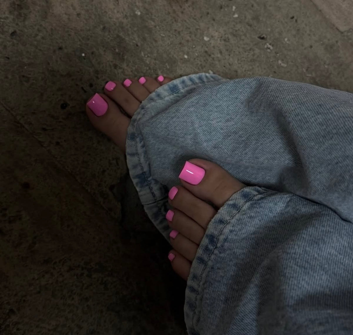Solid color toenails